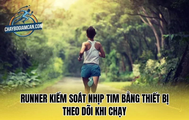 Runner kiểm soát nhịp tim bằng thiết bị theo dõi khi chạy